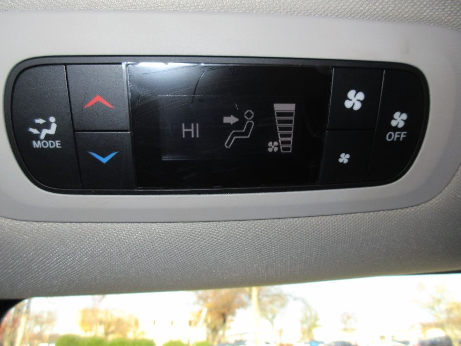 White Chrysler Voyager image number 17