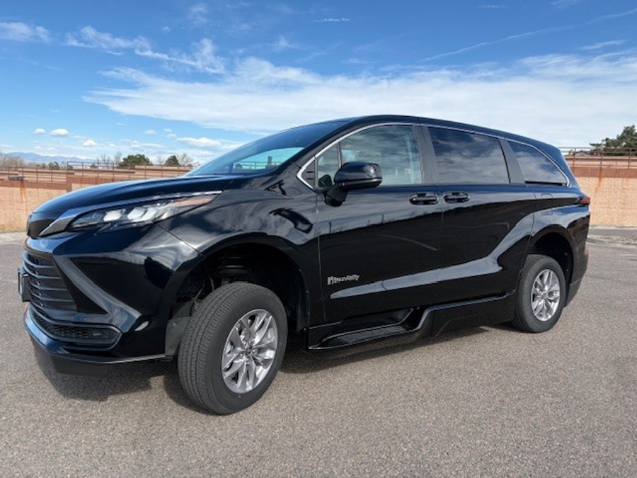 Used 2024 Toyota Sienna Hybrid LE - BraunAbility Side Entry Entry Fold Out Automatic Ramp