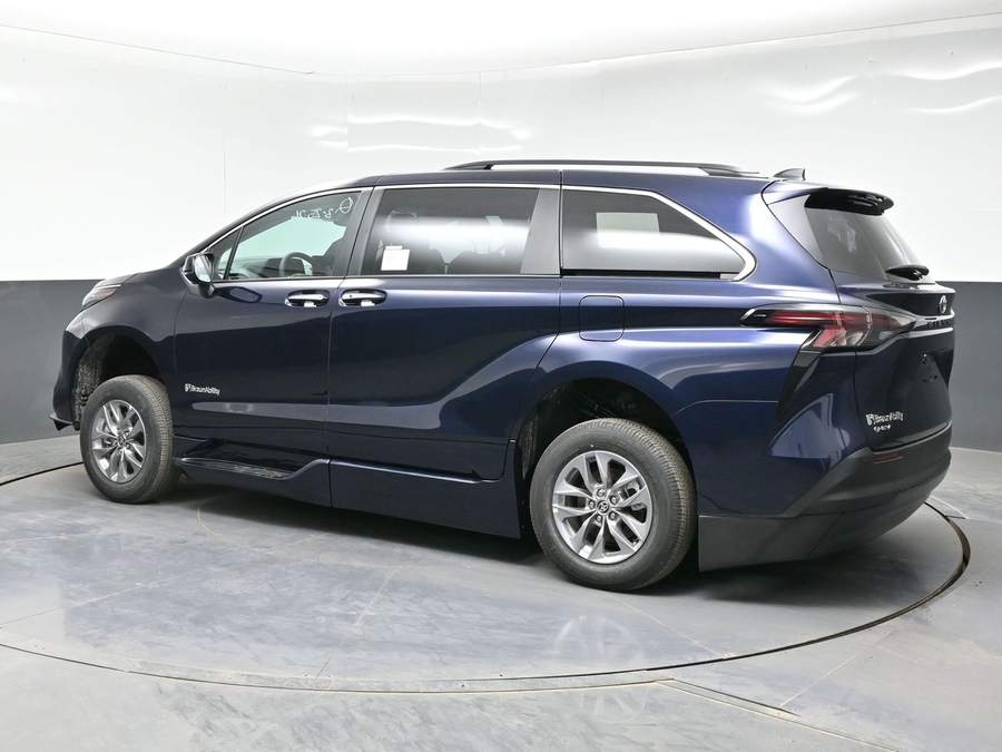 Blue Toyota Sienna image number 3
