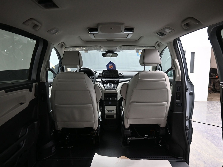 Silver Honda Odyssey image number 14