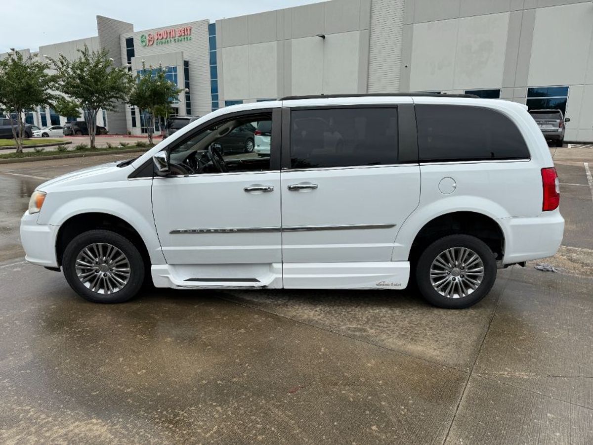 Número de imagen de Chrysler Town and Country blanco 5