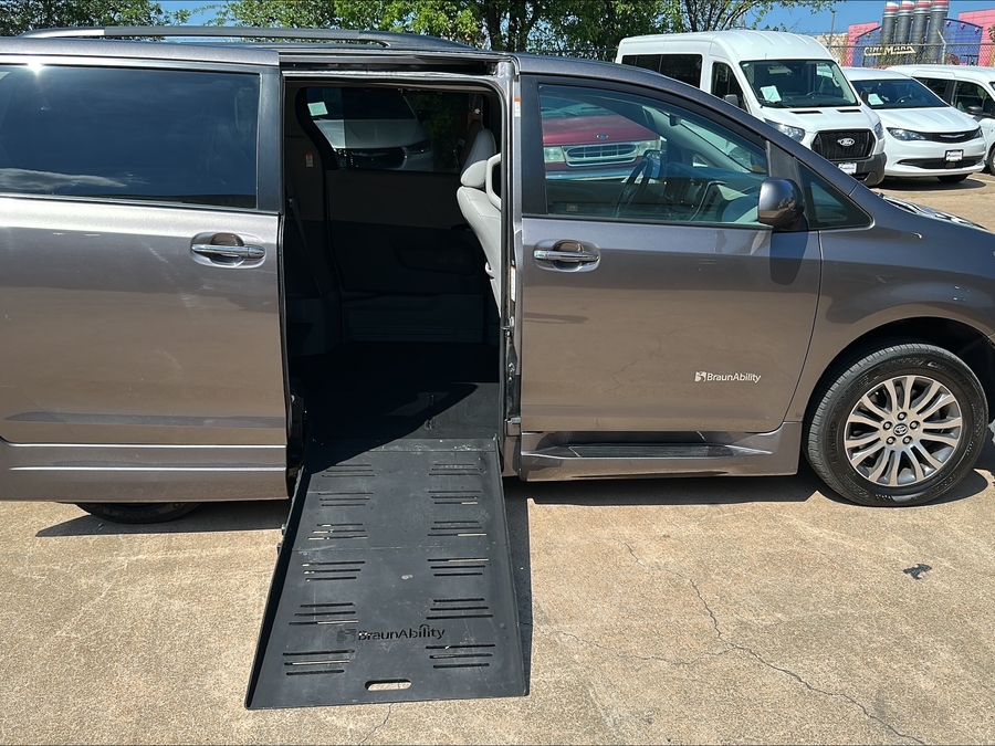Used 2020 Toyota Sienna XLE Premium - BraunAbility Side Entry Entry Fold Out Automatic Ramp