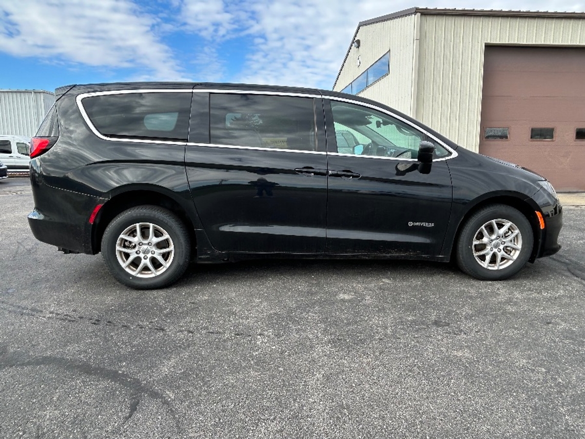 Black Chrysler Voyager image number 14
