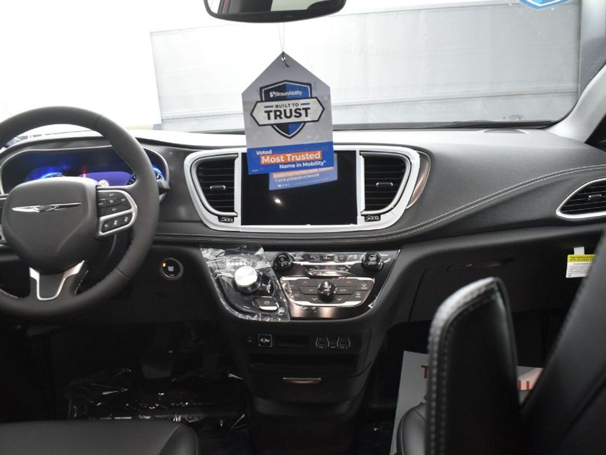 2025 CHRYSLER PACIFICA - Image 13
