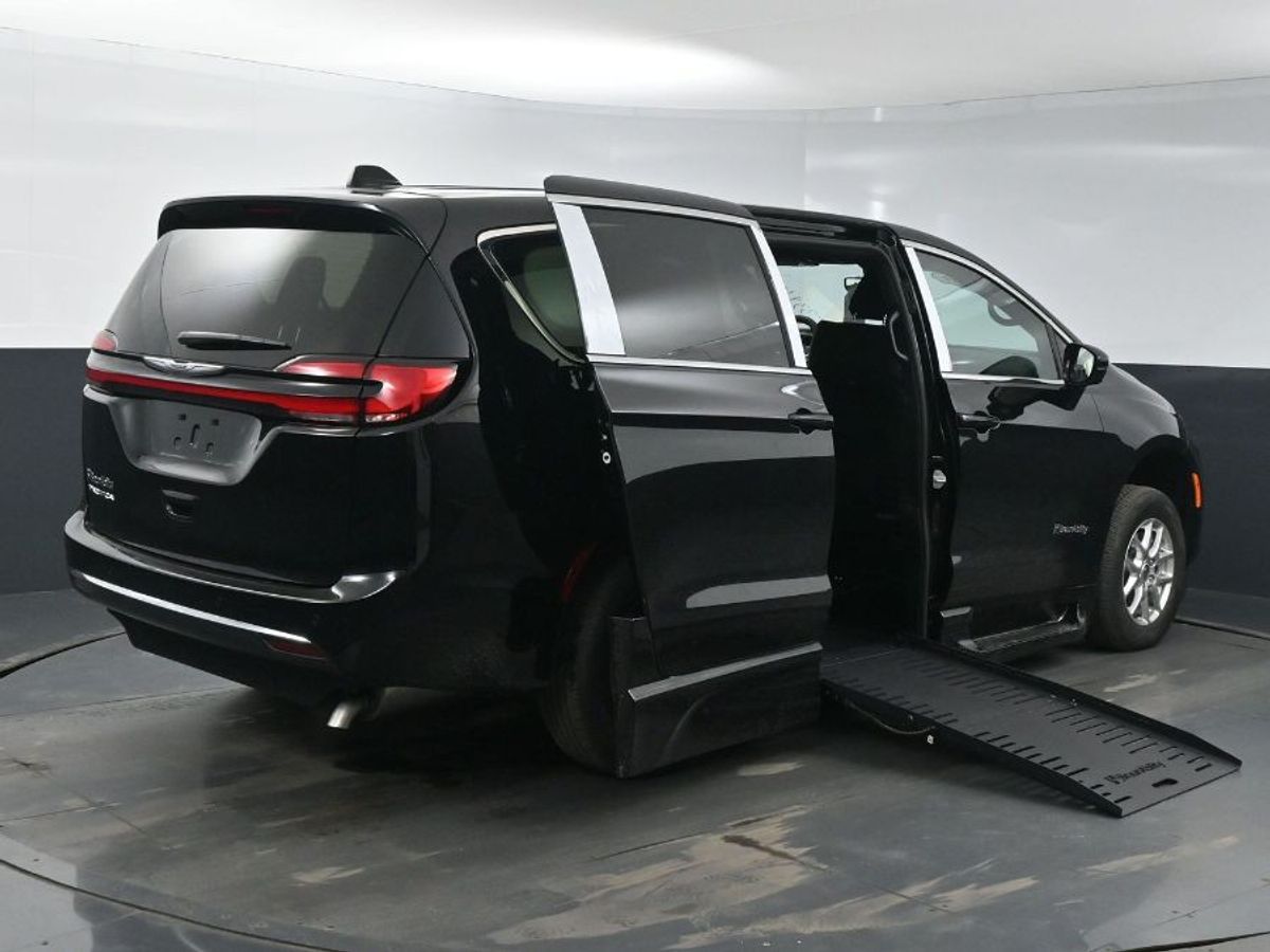 Black Chrysler Pacifica image number 6