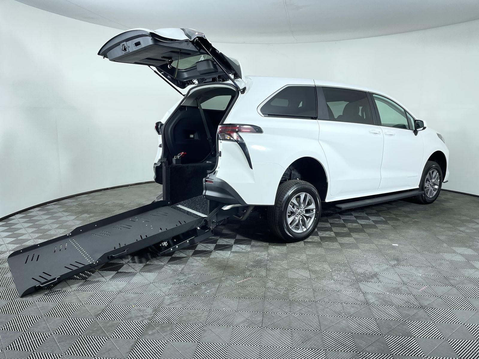 2025 Toyota Sienna FWD LE ST