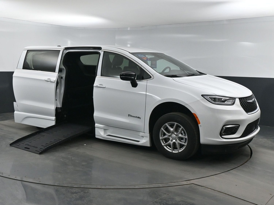 New 2025 Chrysler Pacifica Select Safety - BraunAbility Side Entry Entry Fold Out Automatic Ramp