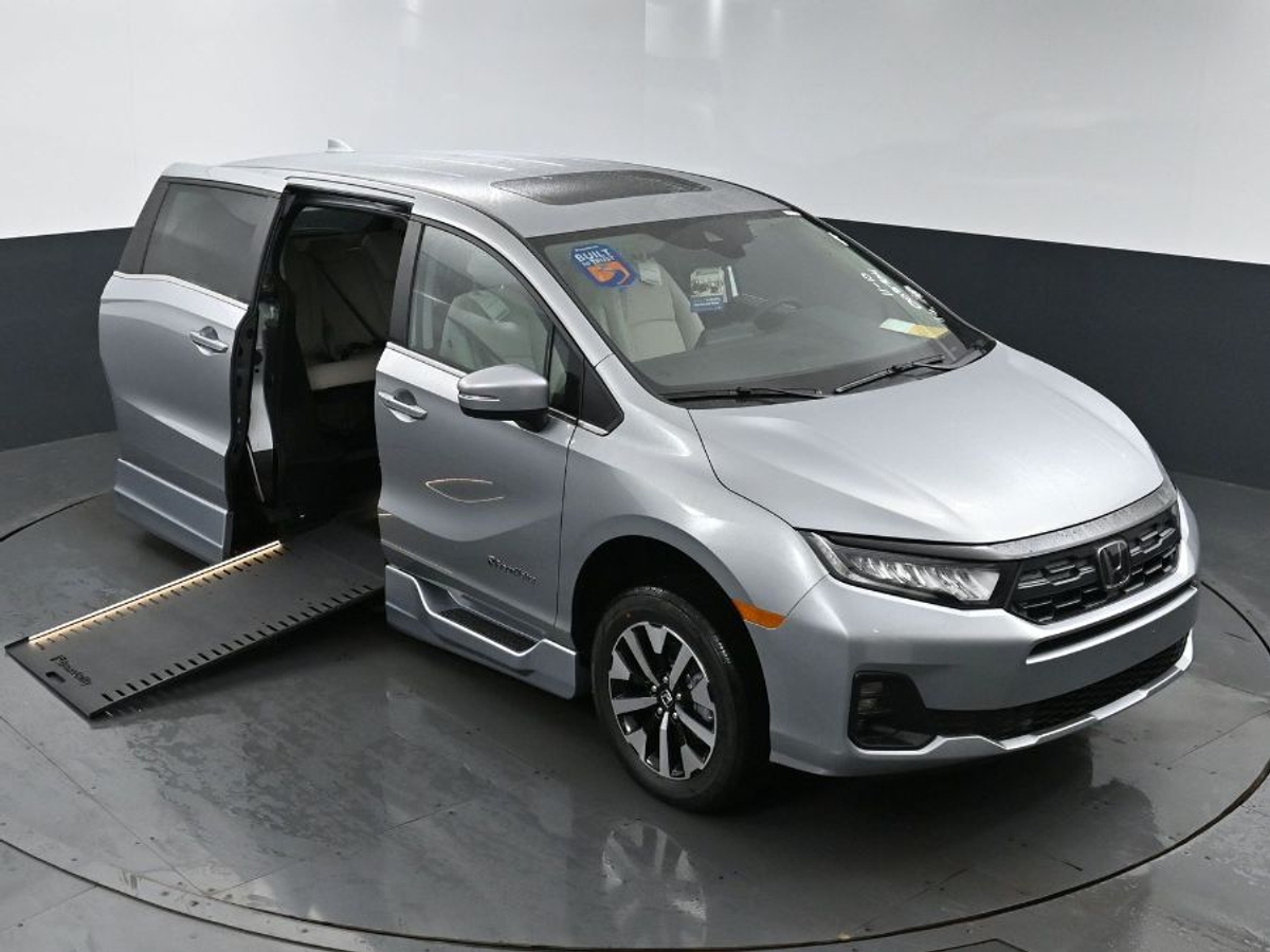 Silver Honda Odyssey image number 22