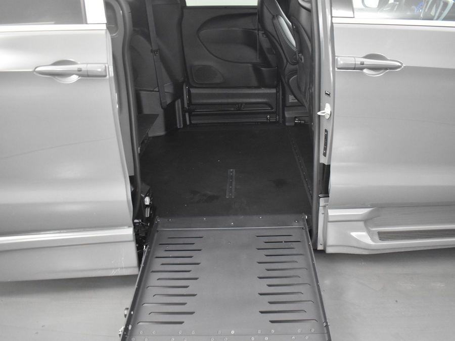 New 2025 Chrysler Pacifica Select Safety - BraunAbility Side Entry Entry Fold Out Automatic Ramp