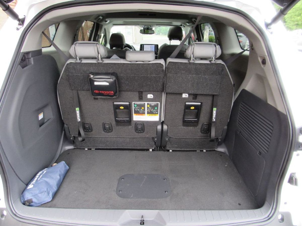 White Toyota Sienna image number 14