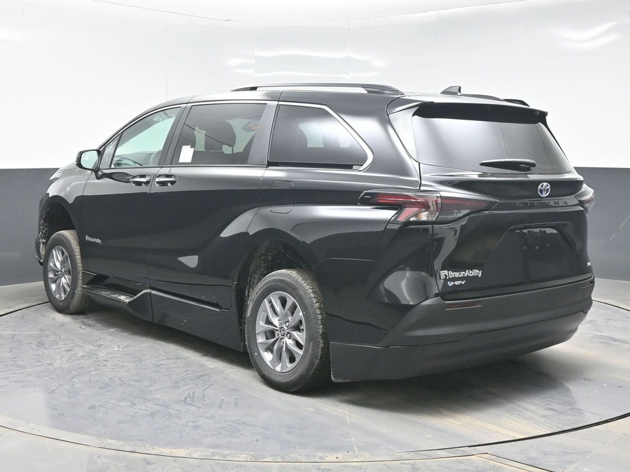 Black Toyota Sienna image number 9
