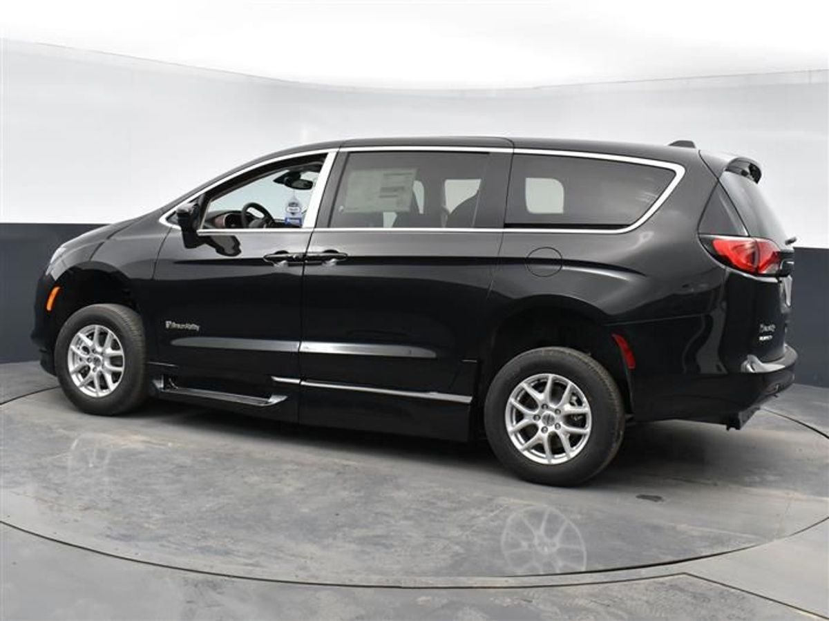 Black Chrysler Voyager image number 8
