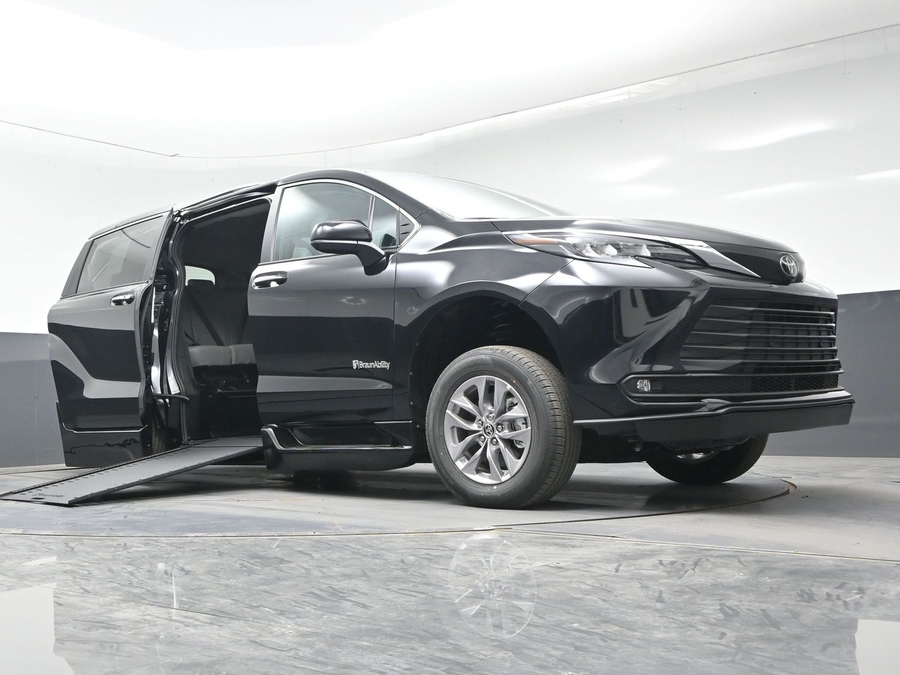 Black Toyota Sienna image number 9