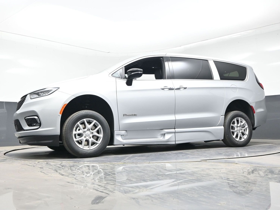 Silver Chrysler Pacifica image number 16