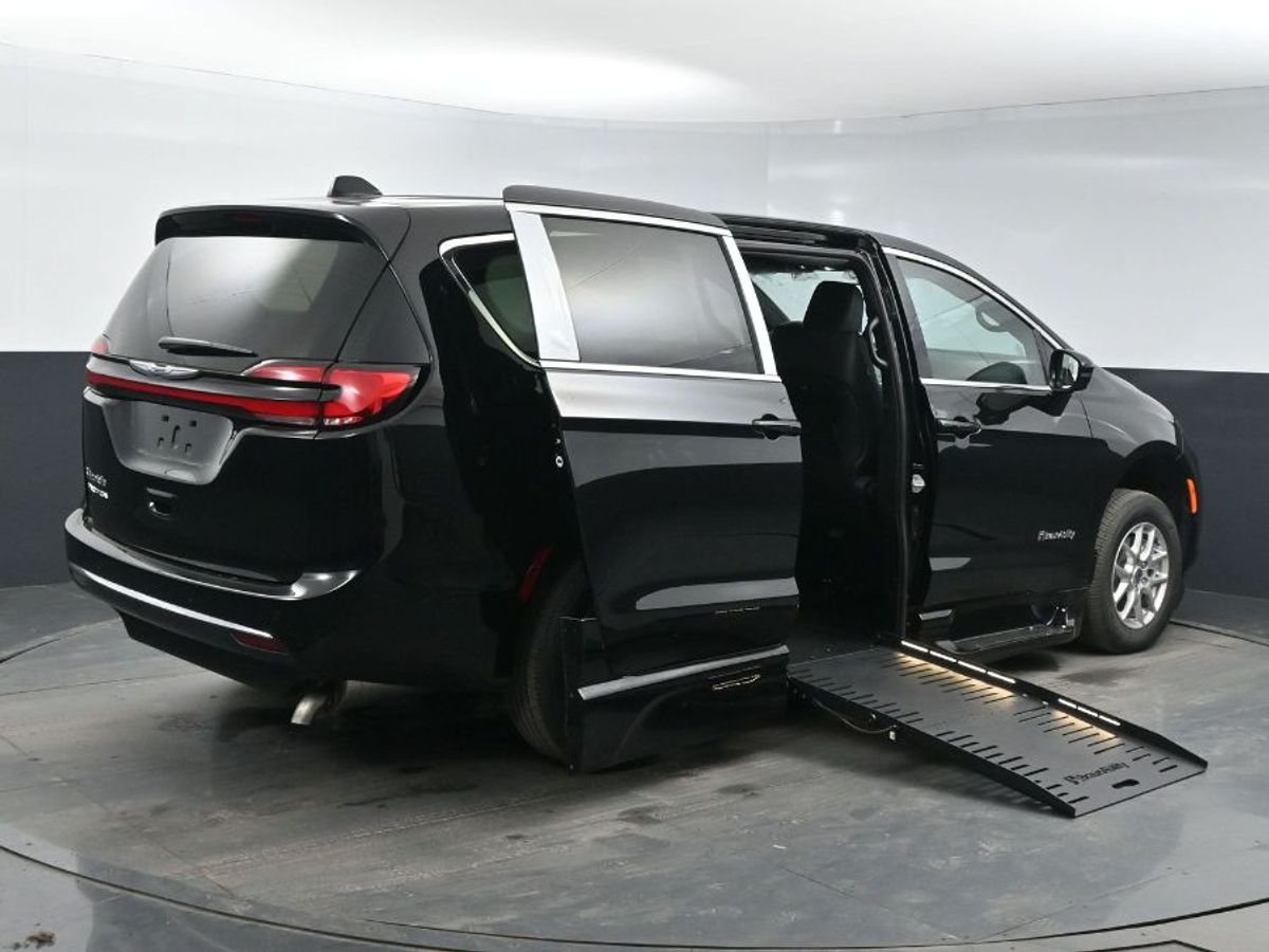 2025 CHRYSLER PACIFICA - Image 24