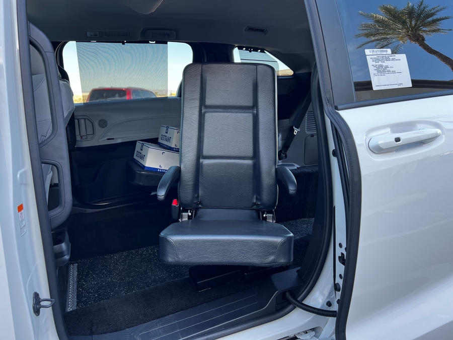 New 2026 Toyota Sienna Hybrid LE w swivel 2nd row - Vantage Mobility Commercial Rear Entry Entry Fold Out Manual Ramp
