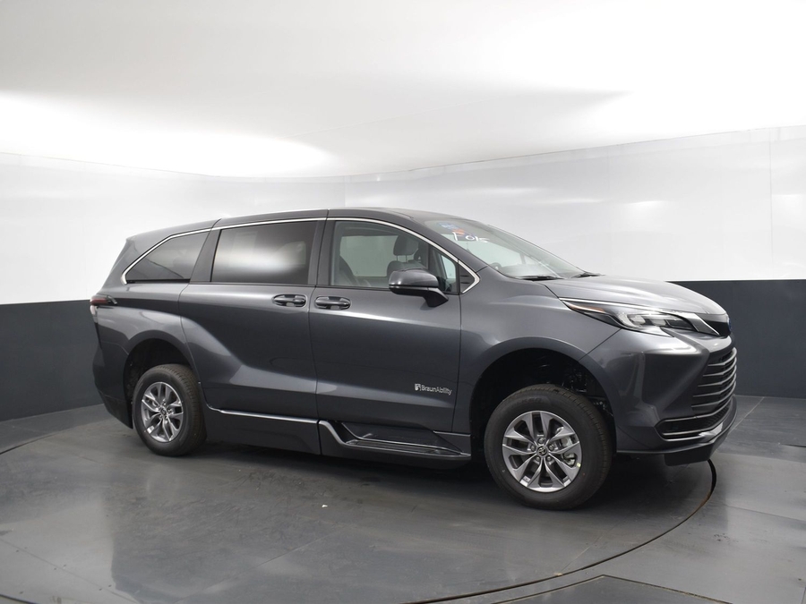 New 2025 Toyota Sienna Hybrid LE - BraunAbility Side Entry Entry Fold Out Automatic Ramp