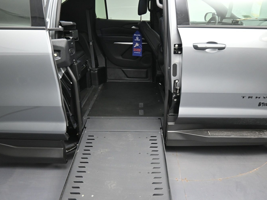 New 2026 Chevrolet Traverse 1LT Midnight - BraunAbility Side Entry Entry In Floor Automatic Ramp