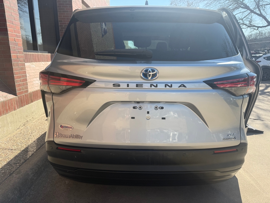 Used 2022 Toyota Sienna Hybrid XLE Base - BraunAbility Side Entry Entry Fold Out Automatic Ramp