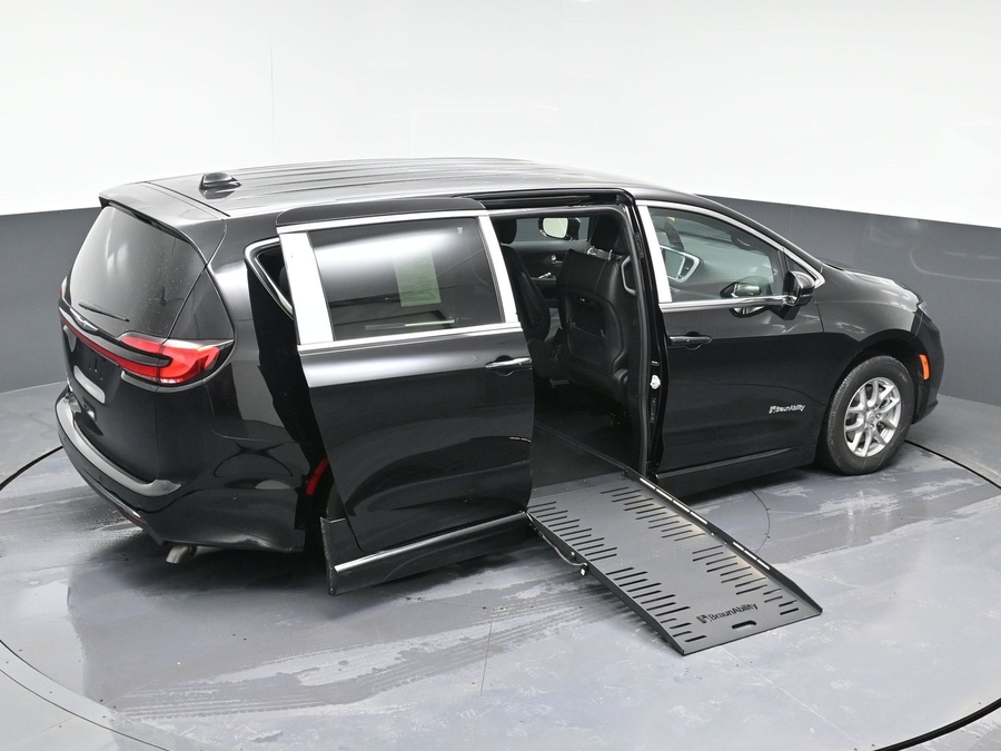 Black Chrysler Pacifica image number 25