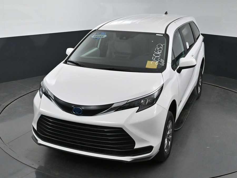 New 2025 Toyota Sienna Hybrid LE - BraunAbility Commercial Rear Entry Entry Fold Out Manual Ramp