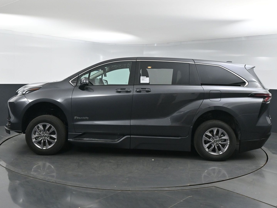 New 2025 Toyota Sienna Hybrid LE - BraunAbility Side Entry Entry Fold Out Automatic Ramp