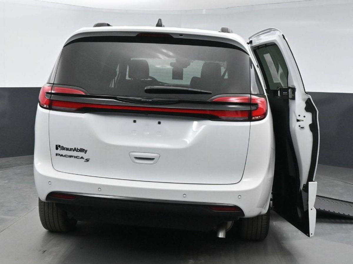 White Chrysler Pacifica image number 23