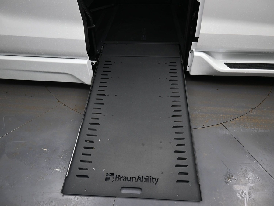 White Toyota Sienna image number 9