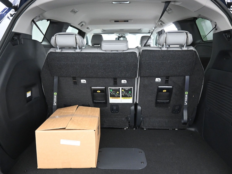 Blue Toyota Sienna image number 13