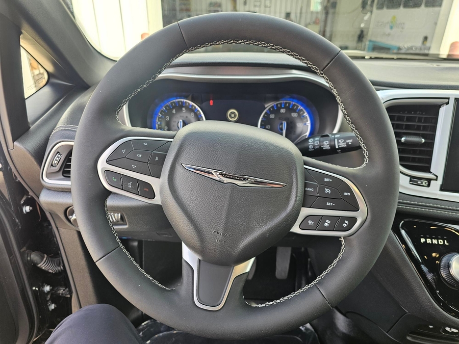 Black Chrysler Pacifica image number 7