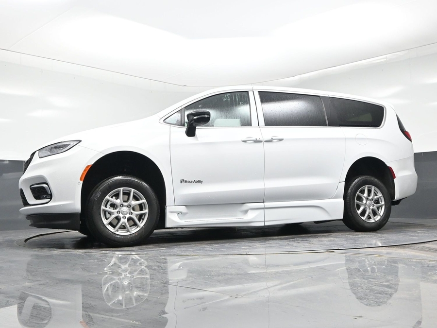 White Chrysler Pacifica image number 16