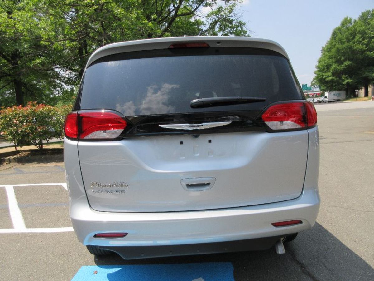 Silver Chrysler Voyager image number 8