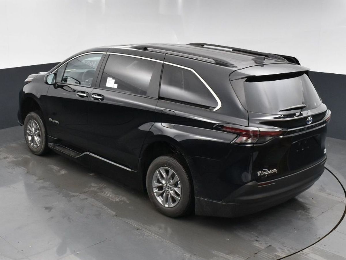 Black Toyota Sienna image number 16