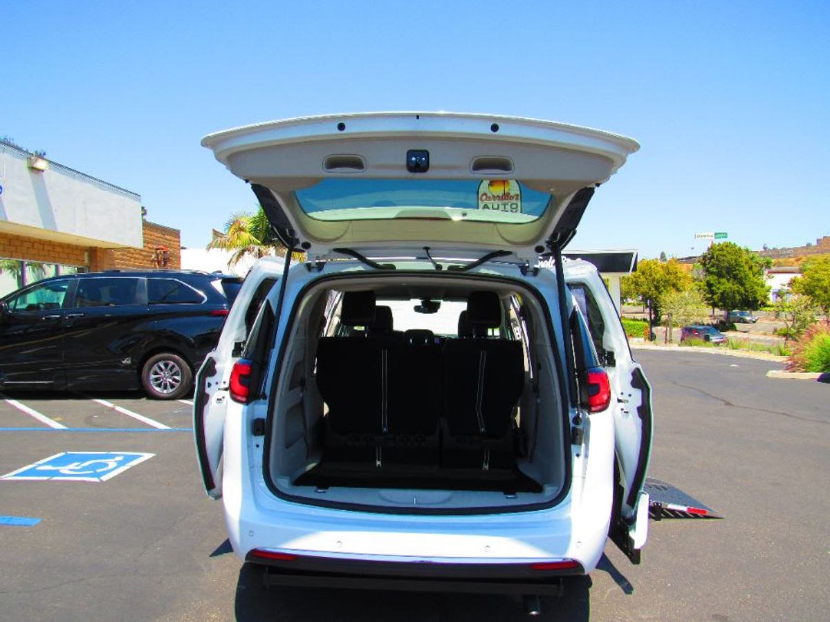 White Chrysler Pacifica image number 7