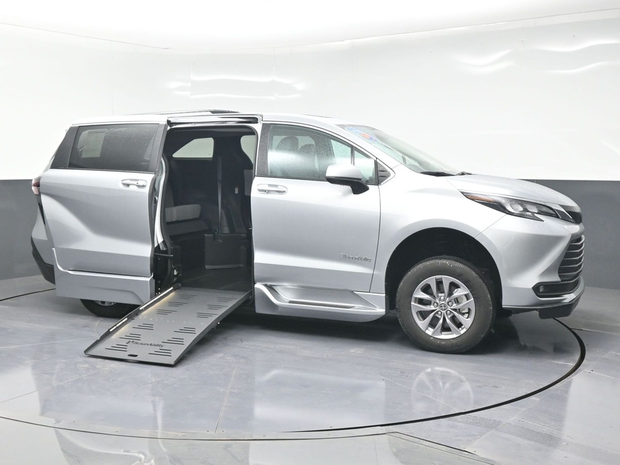 New 2025 Toyota Sienna Hybrid XLE Plus - BraunAbility Side Entry Entry Fold Out Automatic Ramp