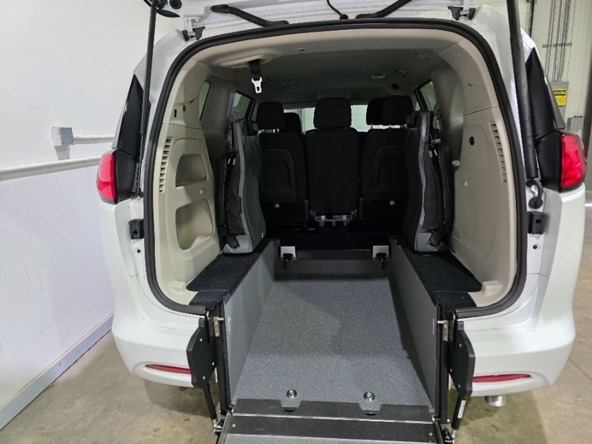 White Chrysler Voyager image number 21