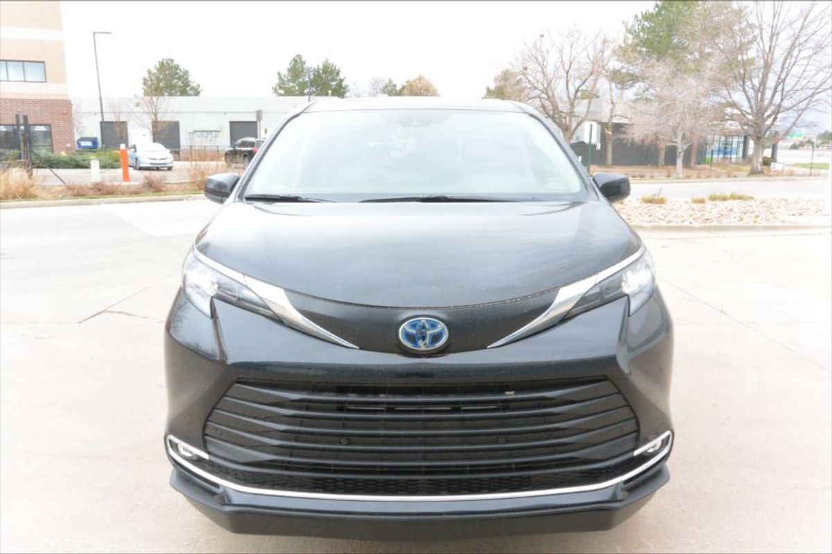 Black Toyota Sienna image number 3