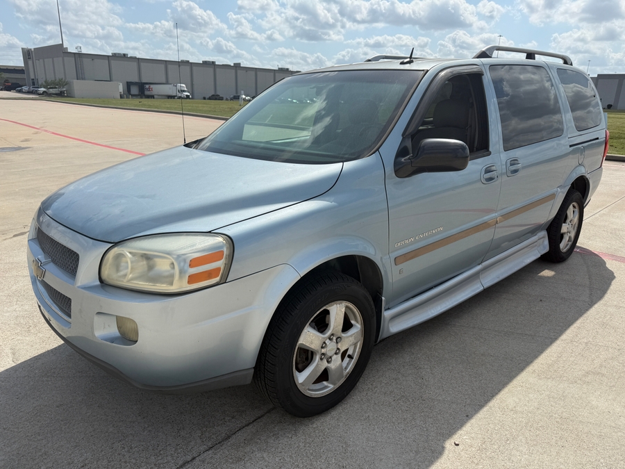 Blue Chevrolet Uplander image number 6