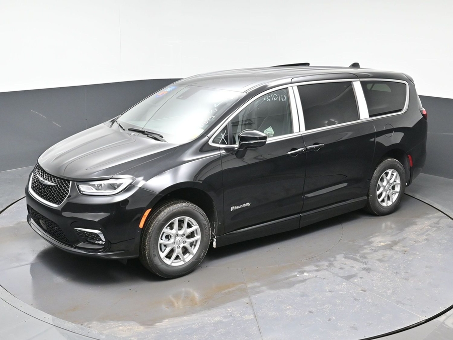Black Chrysler Pacifica image number 23