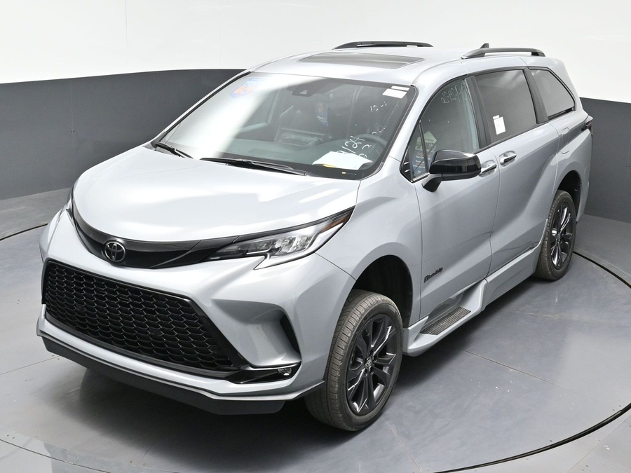 New 2026 Toyota Sienna Hybrid XSE Sport - BraunAbility Side Entry Fold Out Automatic Ramp