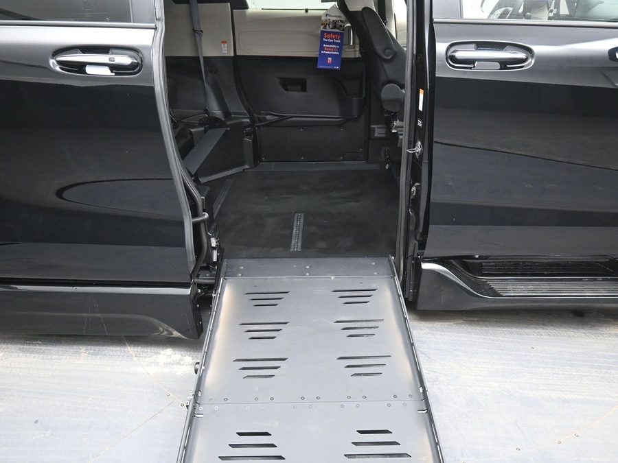 New 2026 Toyota Sienna Hybrid Limited - BraunAbility Side Entry Fold Out Automatic Ramp