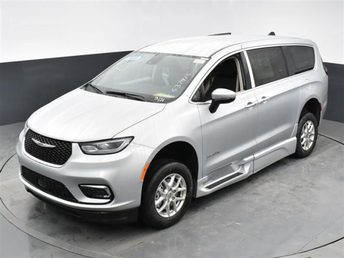 Silver Chrysler Pacifica image number 21