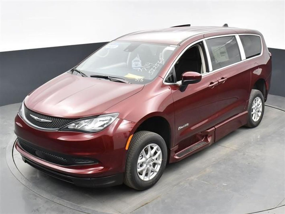 Red Chrysler Voyager image number 8