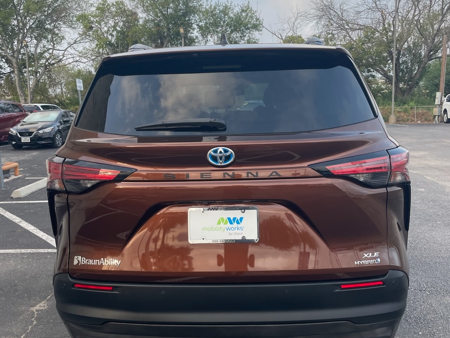  Toyota Sienna image number 8