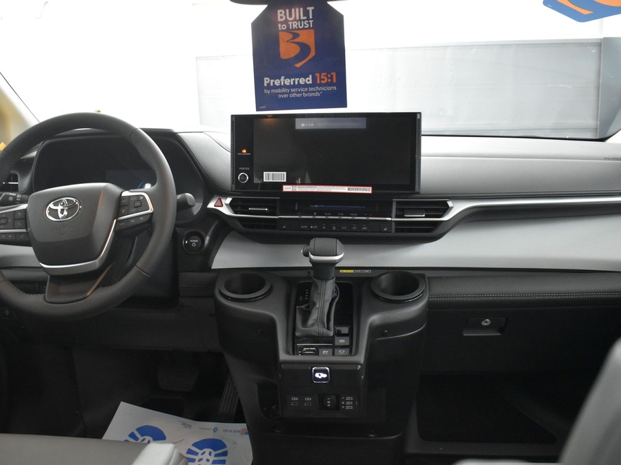 New 2025 Toyota Sienna Hybrid XLE Base - BraunAbility Side Entry Entry Fold Out Automatic Ramp