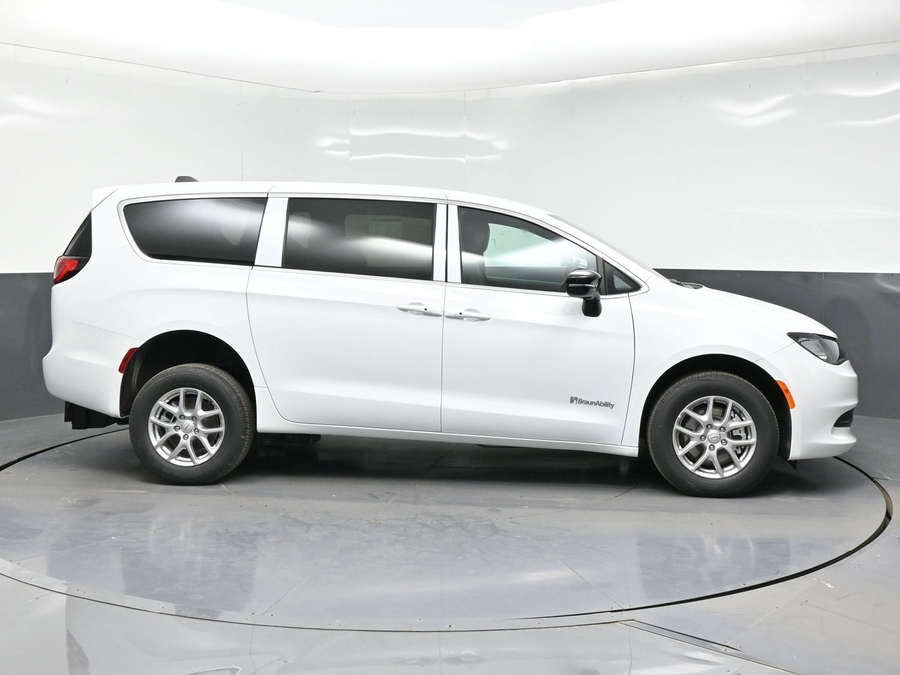 White Chrysler Voyager image number 5