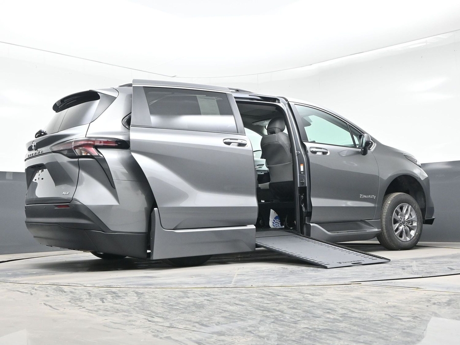 Grey Toyota Sienna image number 19