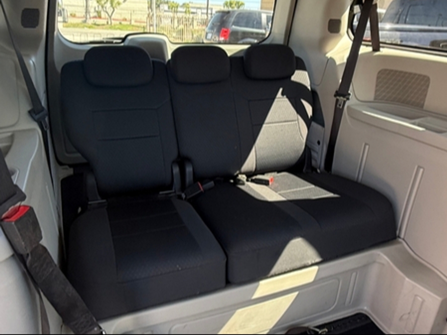 Silver Dodge Grand Caravan image number 12