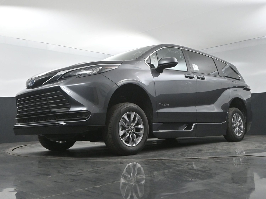 New 2025 Toyota Sienna Hybrid LE - BraunAbility Side Entry Entry Fold Out Automatic Ramp