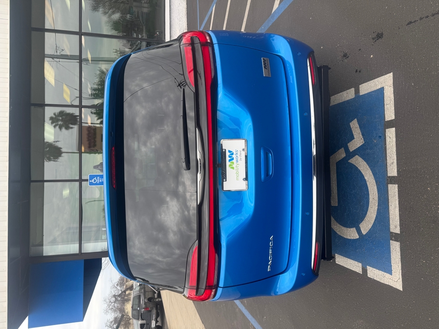 Blue Chrysler Pacifica image number 1